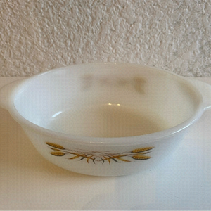 𝅺VINTAGE Anchor Hocking Fire King Wheat Milk Glass 1.5 qt. 8" Round Casserole
